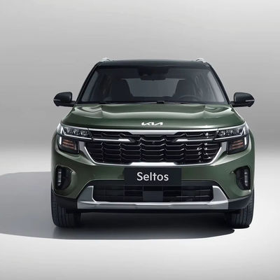 Un Kia Seltos asequible del 2023 con suspensión trasera multi-link y freno de estacionamiento eléctrico