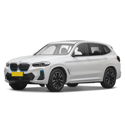 Un coche eléctrico de 2022 iX3 con una batería de 80 kWh y un alcance de 500 km.