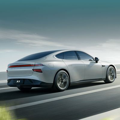 Vehículo eléctrico de cuatro ruedas con neumáticos de tamaño 245/50/R18 y alta velocidad